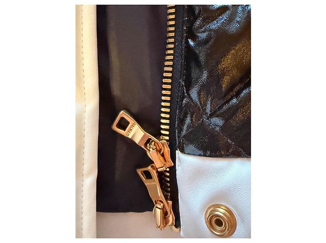 Colete acolchoado Balmain com cinto de couro envernizado e couro em preto e branco - vista 13