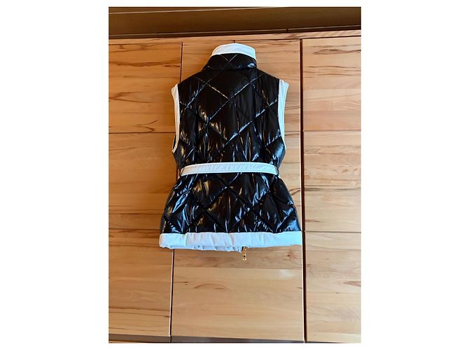 Colete acolchoado Balmain com cinto de couro envernizado e couro em preto e branco - vista 2