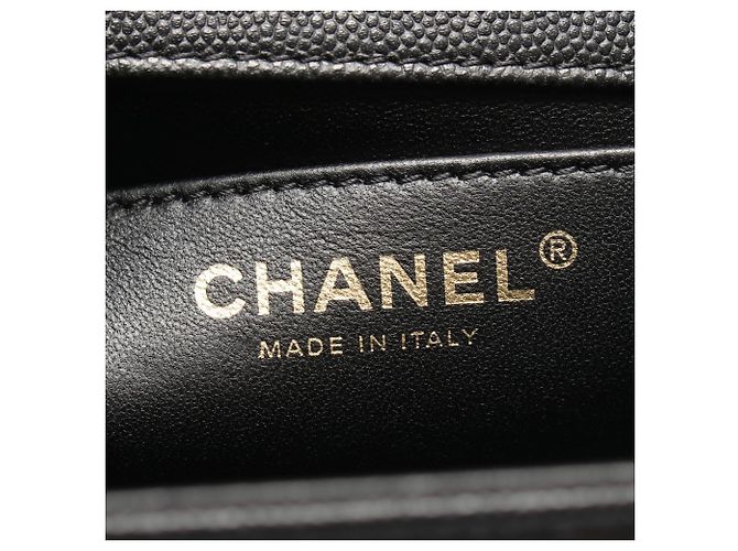 Borsa a tracolla Chanel Boy in pelle di vitello martellata nera - vista 4