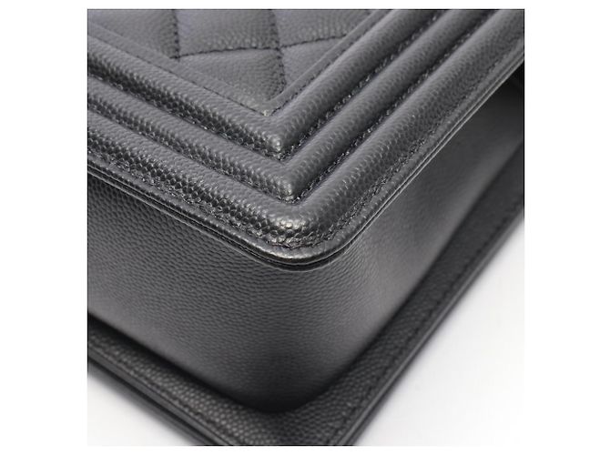 Borsa a tracolla Chanel Boy in pelle di vitello martellata nera - vista 6