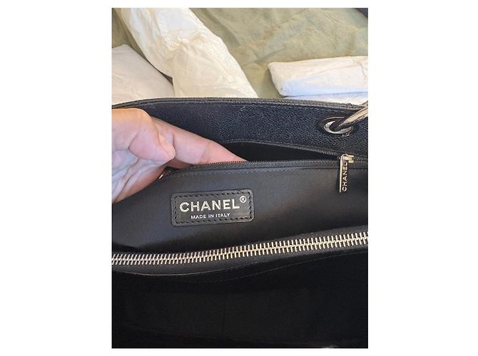 Borsa Shopping Chanel in pelle martellata nera - vista 2