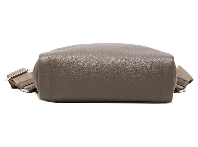 Bolsa de ombro Prada em couro bege - vista 3