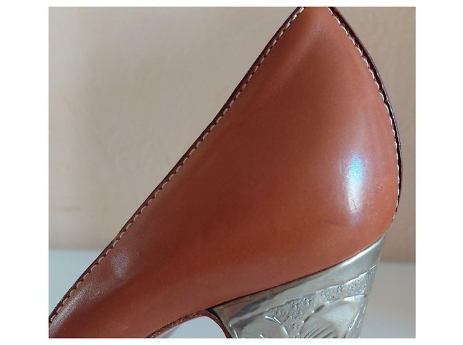 Christian Louboutin CL Peep-toe Pumps camel Leder gravierter silberner Absatz - Ansicht 11