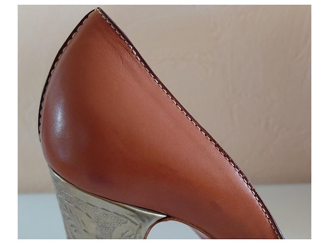 Christian Louboutin CL Peep-toe Pumps camel Leder gravierter silberner Absatz - Ansicht 12