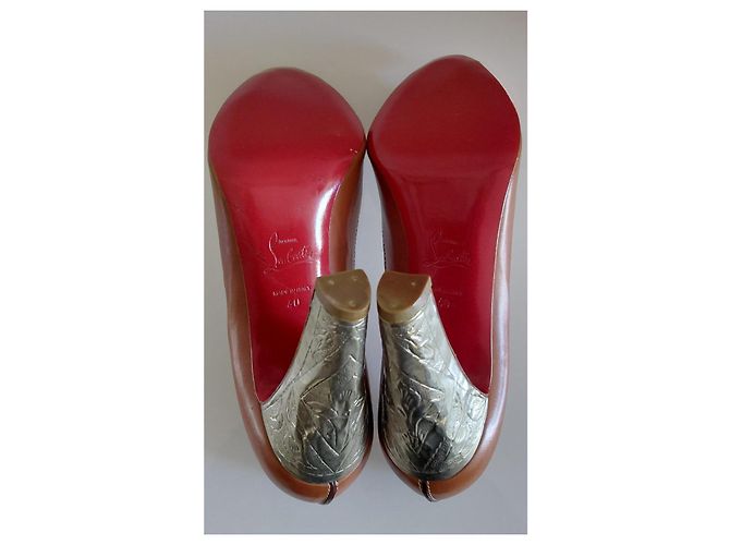 Christian Louboutin CL Peep-toe Pumps camel Leder gravierter silberner Absatz - Ansicht 3