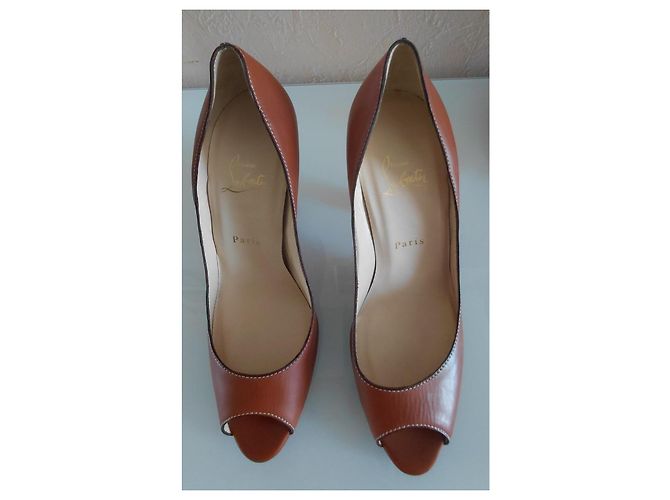 Christian Louboutin CL Peep-toe Pumps camel Leder gravierter silberner Absatz - Ansicht 4