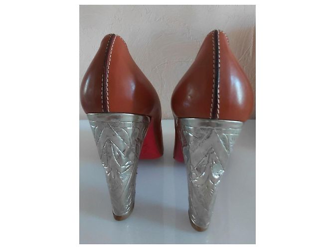 Christian Louboutin CL Peep-toe Pumps camel Leder gravierter silberner Absatz - Ansicht 5