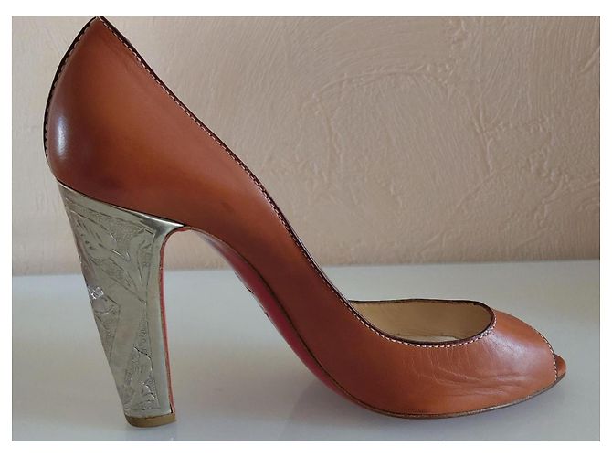 Christian Louboutin CL Peep-toe Pumps camel Leder gravierter silberner Absatz - Ansicht 6