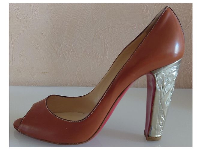 Christian Louboutin CL Peep-toe Pumps camel Leder gravierter silberner Absatz - Ansicht 7