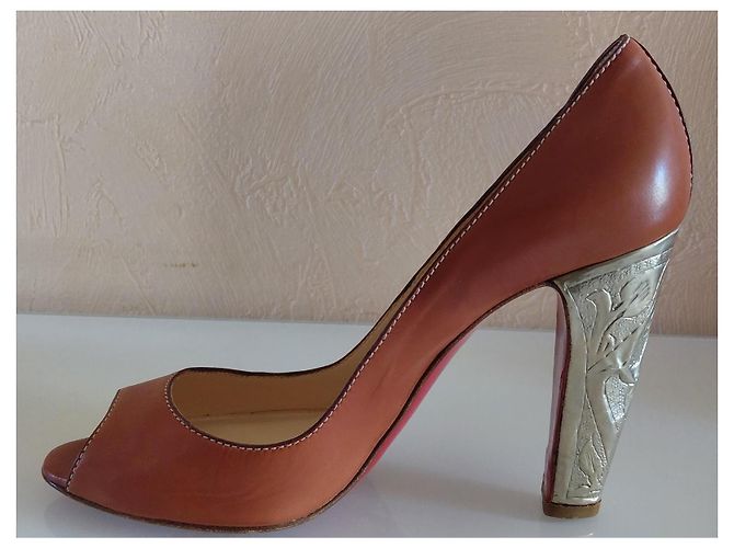 Christian Louboutin CL Peep-toe Pumps camel Leder gravierter silberner Absatz - Ansicht 8