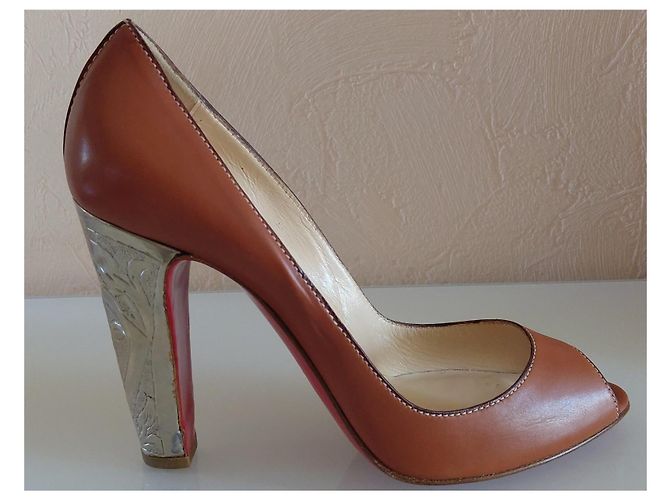 Christian Louboutin CL Peep-toe Pumps camel Leder gravierter silberner Absatz - Ansicht 9