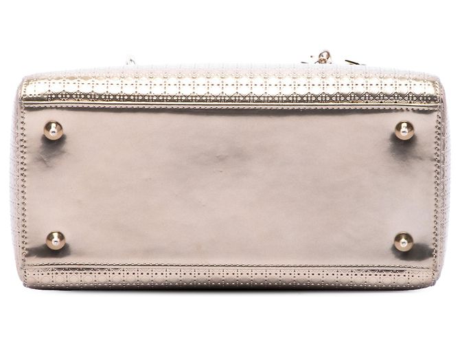 Borsa Lady Dior Medium in pelle verniciata metallizzata Gold Microcannage - vista 3