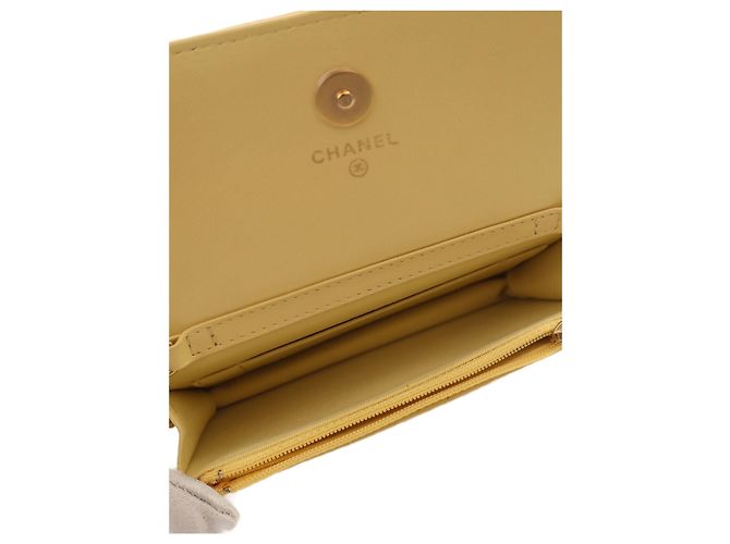 Gelbe Chanel CC gesteppte Lammleder-Clutch mit Kette und Crossbody-Gurt - Ansicht 4