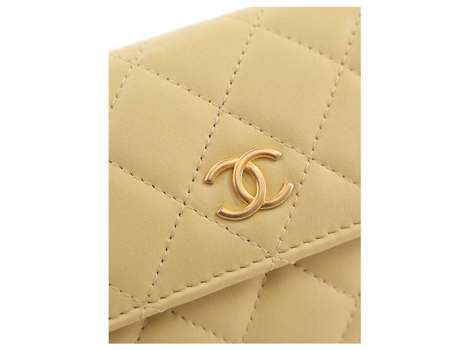 Gelbe Chanel CC gesteppte Lammleder-Clutch mit Kette und Crossbody-Gurt - Ansicht 7