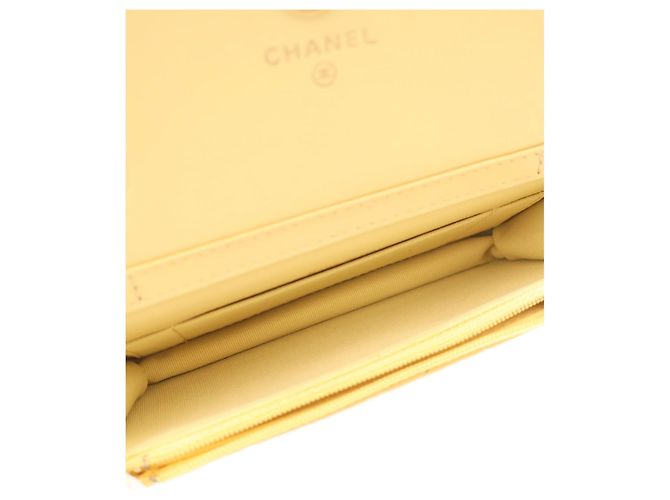Gelbe Chanel CC gesteppte Lammleder-Clutch mit Kette und Crossbody-Gurt - Ansicht 9