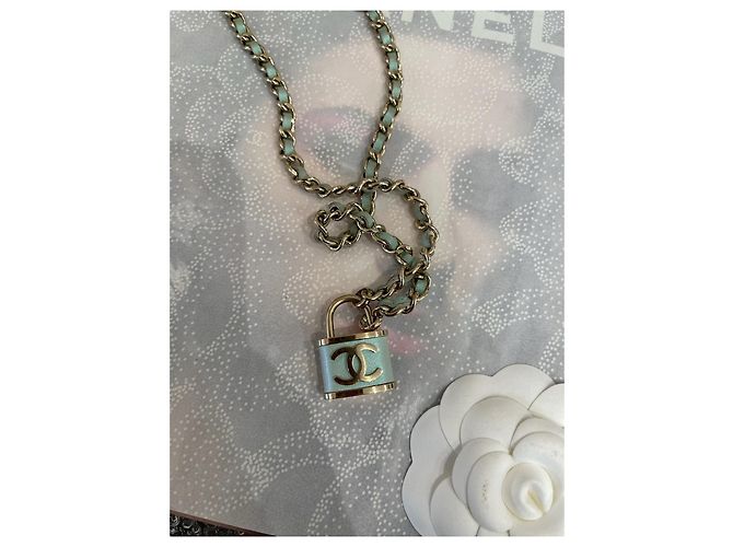 Chanel Lederhalskette mit Schloss und Logo Anhänger Grün - Ansicht 2