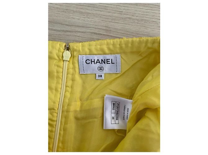 Falda Chanel 22S de tweed amarilla - vista 4