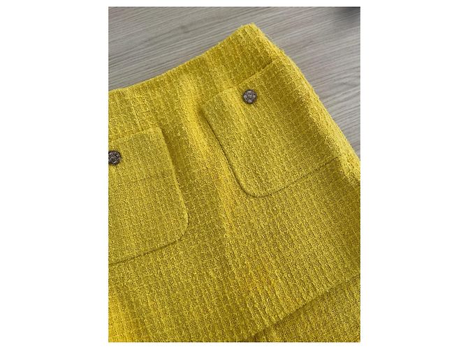 Falda Chanel 22S de tweed amarilla - vista 5