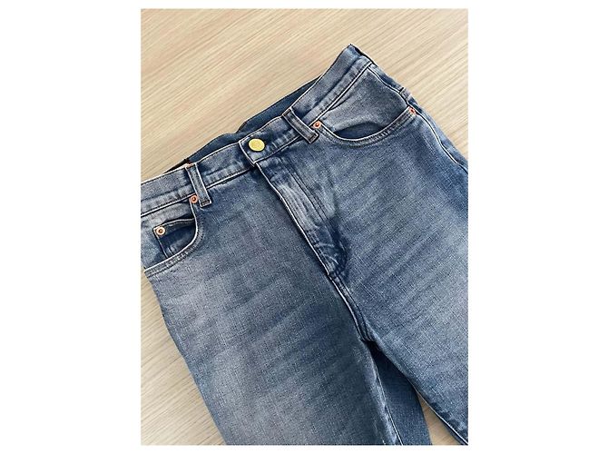 Calças Jeans Gucci em denim azul com bordado de morango - vista 4
