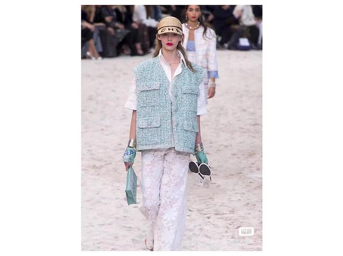 Chaqueta sin mangas de tweed verde Chanel 19S - vista 8