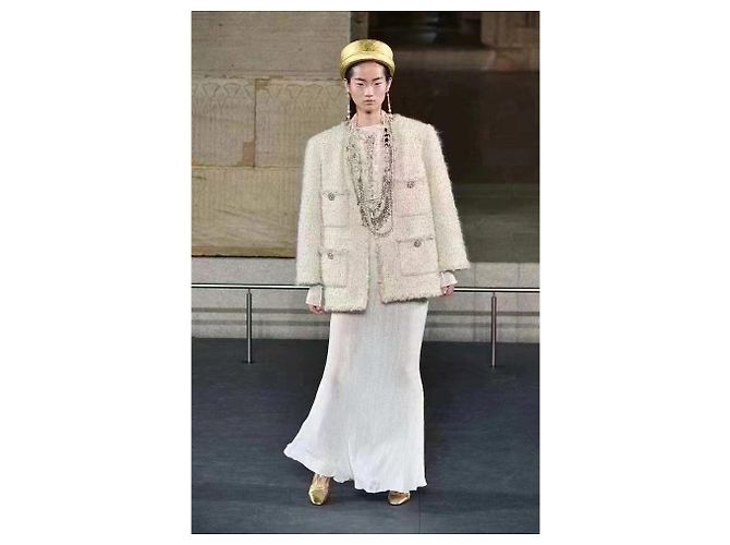Chaqueta Chanel Egypt Collection de Tweed Blanca y Dorada - vista 6
