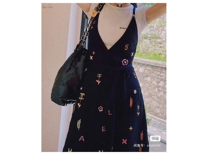 Vestido camisola Chanel 22P de rizo negro - vista 6
