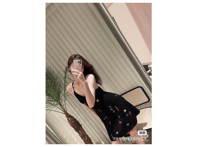 Vestido camisola Chanel 22P de rizo negro - vista 7
