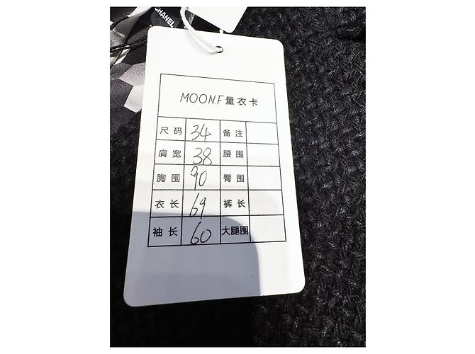 Chaqueta Chanel 21P de tweed negra y dorada cruzada - vista 6