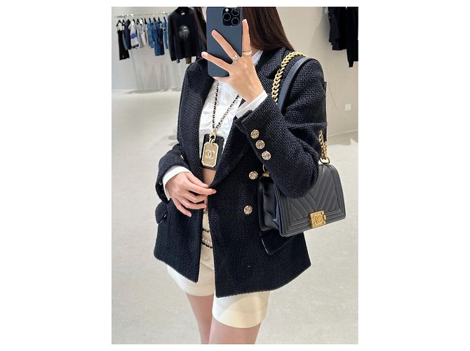 Chaqueta Chanel 21P de tweed negra y dorada cruzada - vista 7