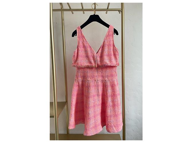 Vestido Chanel 24C de tweed rosa com decote em V - vista 2