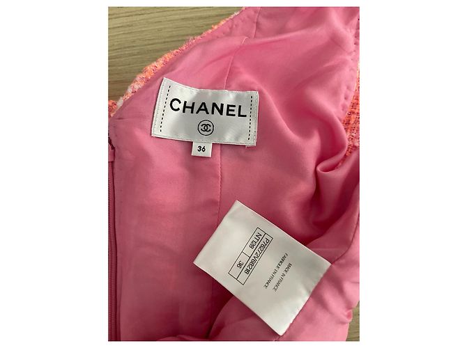 Vestido Chanel 24C de tweed rosa com decote em V - vista 3