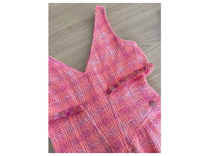 Vestido Chanel 24C de tweed rosa com decote em V - vista 4