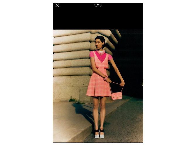 Vestido Chanel 24C de tweed rosa com decote em V - vista 6