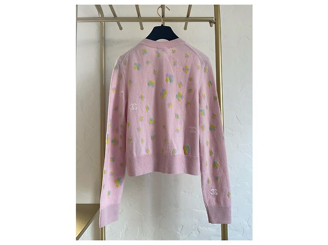 CHANEL 24P Rosa bestickter Cashmere Cardigan - Ansicht 2