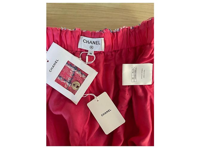 Shorts Chanel 24P de tweed rosa - vista 3