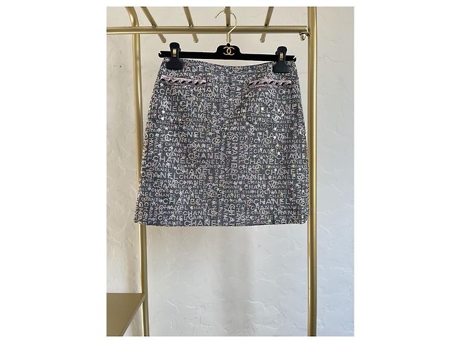 Falda Chanel 24C de denim azul con logo floral - vista 2