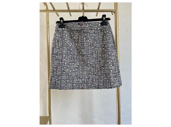 Falda Chanel 24C de denim azul con logo floral - vista 3