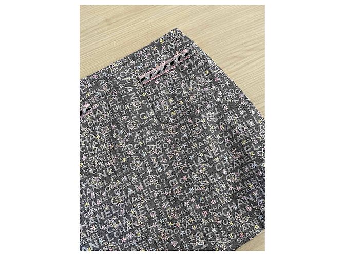 Falda Chanel 24C de denim azul con logo floral - vista 5