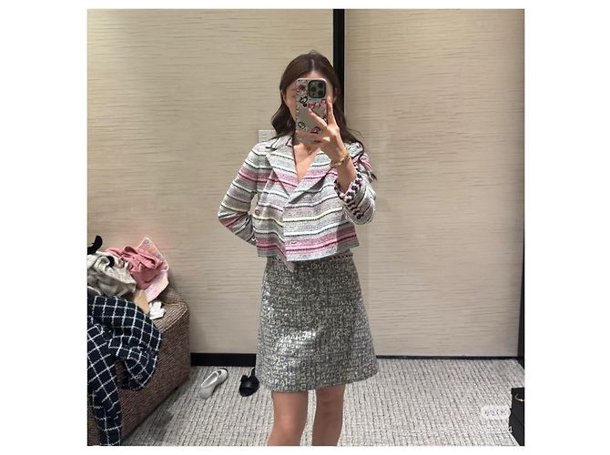 Falda Chanel 24C de denim azul con logo floral - vista 7