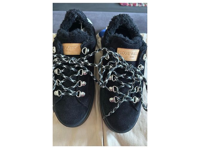 Sneakers Louis Vuitton in camoscio nero con pelliccia - vista 2