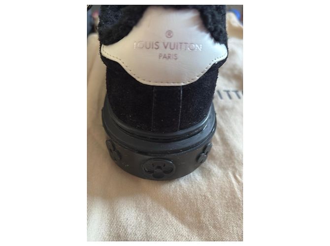 Sneakers Louis Vuitton in camoscio nero con pelliccia - vista 3