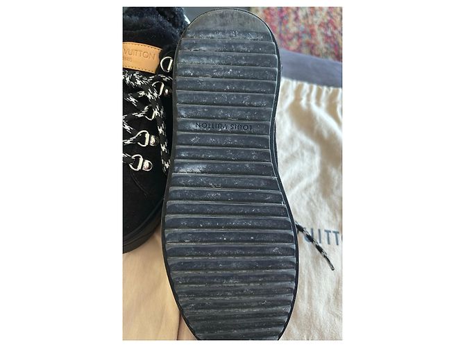 Sneakers Louis Vuitton in camoscio nero con pelliccia - vista 4