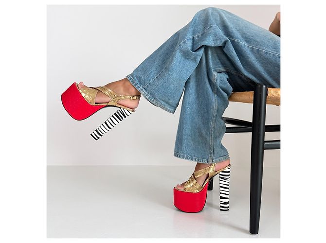 Dsquared2 Pre-Fall 2023 Sandales à plateforme en cuir doré - vue 2