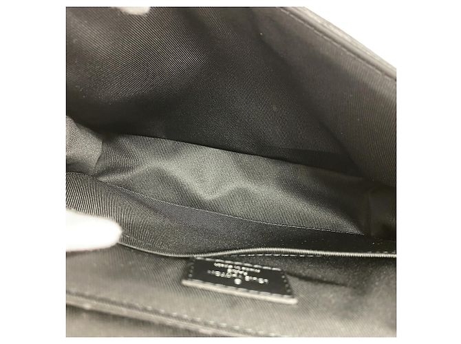 Bolsa de Ombro Louis Vuitton Monogram Eclipse District PM - vista 4