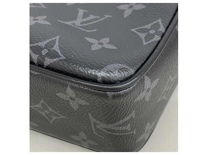 Bolsa de Ombro Louis Vuitton Monogram Eclipse District PM - vista 6