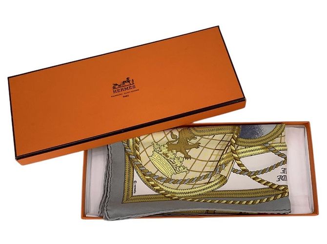 Hermès Hermes Vintage Foulard di seta grigio Grande Tenue d'Origny 40x40 - vista 2