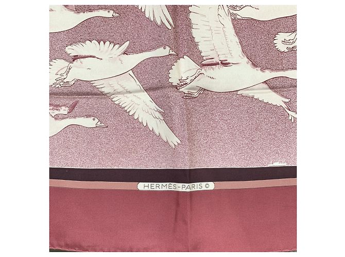 Hermès Vintage Burgundy Silk Oiseaux Migrateurs 1977 Latham Schal - Ansicht 3