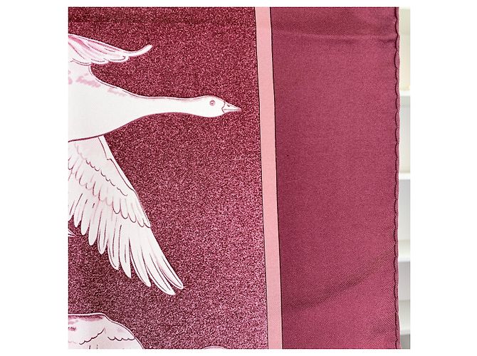 Hermès Vintage Burgundy Silk Oiseaux Migrateurs 1977 Latham Schal - Ansicht 5