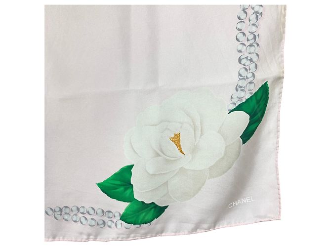 Chanel Foulard vintage in seta rosa con motivo a camelia e perle 86x86 - vista 4