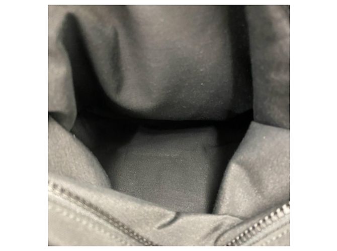 Gucci GG Nylon Tote Bag mit geprägtem Logo aus Leder - Ansicht 10